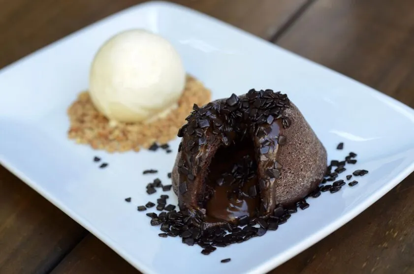 Sirva com uma bola de sorvete de creme