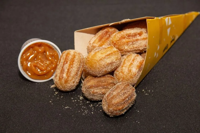 Churros pode ser servido com doce de leite ou brigadeiro de colher