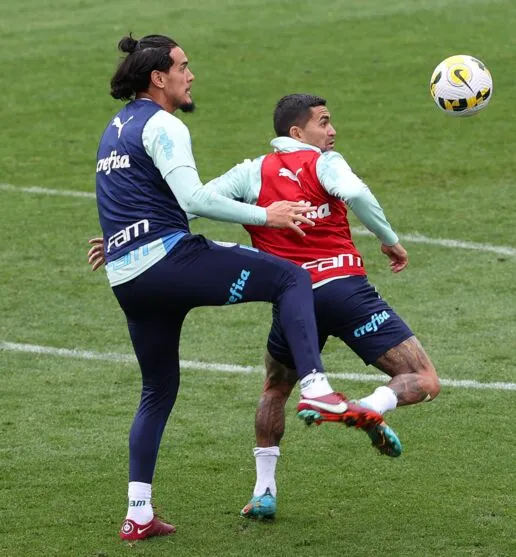 Os jogadores Gustavo Gómez e Dudu (D), da SE Palmeiras, durante treinamento, na Academia de Futebol. (Foto: Cesar Greco)