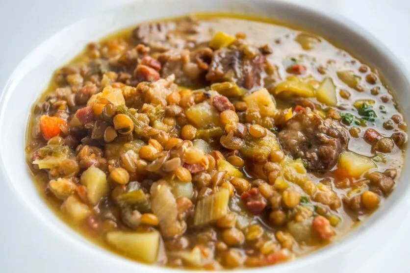 Sopa de lentilha pode ser servida com pão italiano