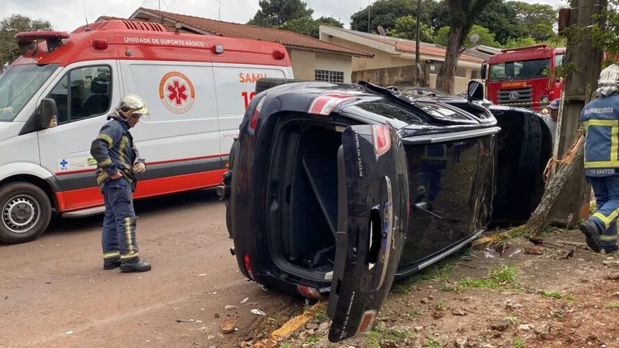 Após a batida, o Chevrolet TrailBlazer tombou