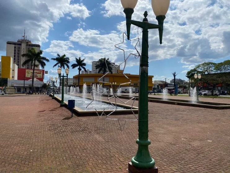 Estruturas de estrelas e sinos já foram colocadas nos postes republicanos no entorno da Praça Rui Barbosa