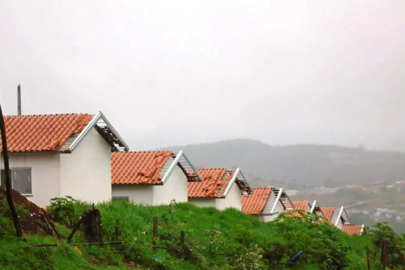 Moradores de Califórnia têm até o dia 2 de dezembro para se inscreverem no processo seletivo de 65 novas moradias do Governo do Estado em construção na cidade, na região do Vale do Ivaí. A obra do conjunto habitacional está próxima dos 80% de conclusão, em um projeto que recebeu cerca de R$ 5,8 milhões de investimento do programa Casa Fácil Paraná -