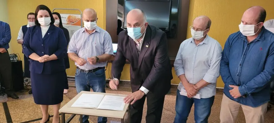 O ato de assinatura da ordem de serviço foi coordenado pelo secretário adjunto da Sesa, César Neves, pela diretora do Providência, irmã Geovana Ramos e pelo diretor executivo do hospital, Guilherme da Silva Borges