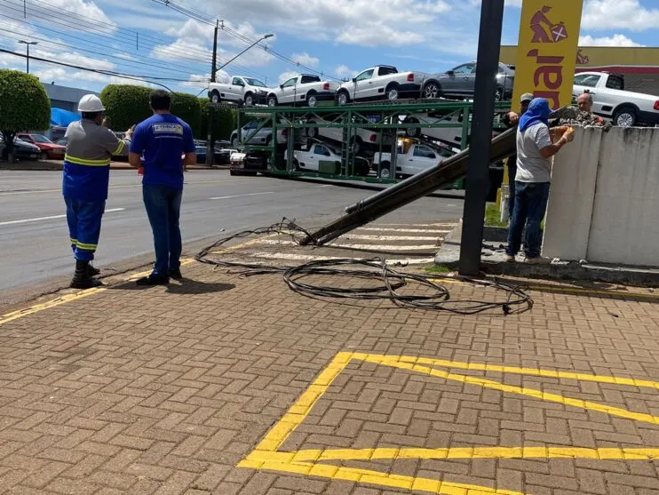 O caminhão seguia de Londrina sentido Curitiba, transportando veículos