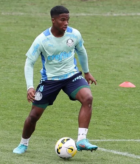 O jogador Endrick, da SE Palmeiras, durante treinamento, na Academia de Futebol. (Foto: Cesar Greco)