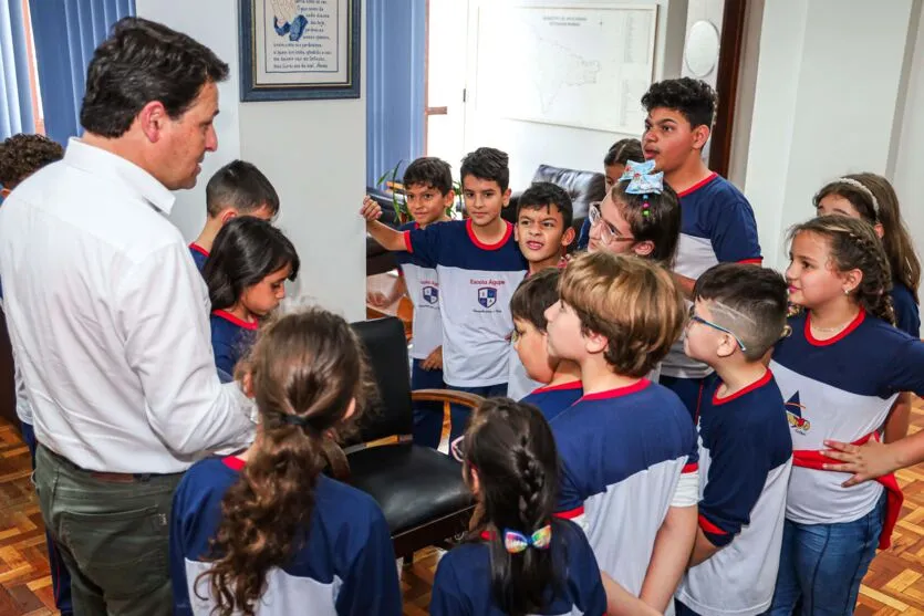 Crianças do terceiro ano da Escola Ágape visitaram o prefeito Junior da Femac, em seu gabinete de trabalho, nesta terça-feira (22)