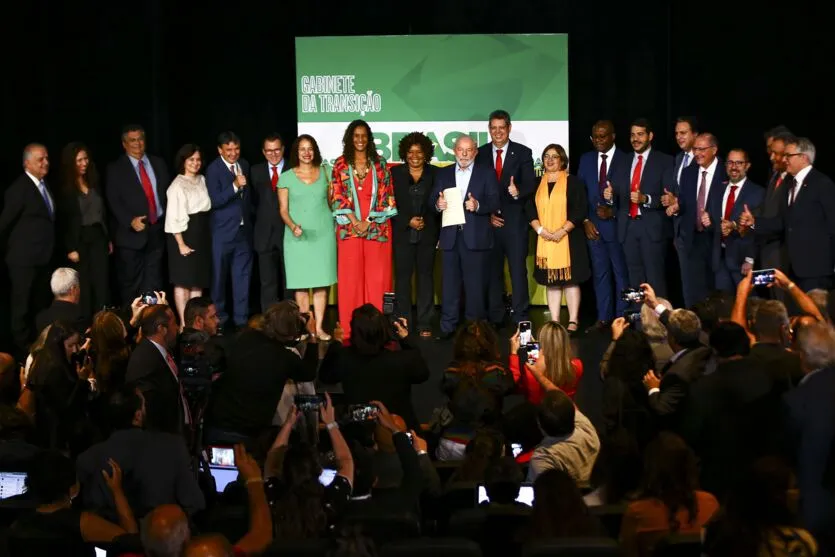 O presidente eleito, Luiz Inácio Lula da Silva, anuncia novos ministros que comporão o governo.