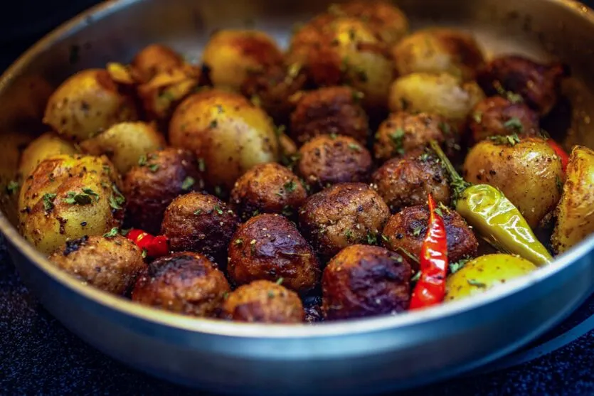 Você pode servir com batatas rústicas assadas