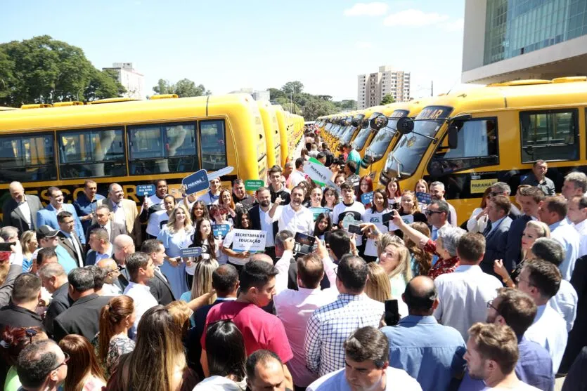 O governador Carlos Massa Ratinho Junior entregou nesta segunda-feira (03) mais 173 ônibus escolares do programa Caminho da Escola. Os veículos foram adquiridos por aproximadamente R$ 58,5 milhões em recursos do Governo do Estado e de emendas parlamentares por meio do Fundo Nacional de Desenvolvimento Educacional (FNDE).
Foto Gilson Abreu/Aen