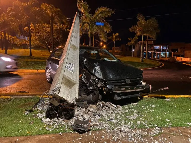 O poste quebrou e a Copel foi chamda