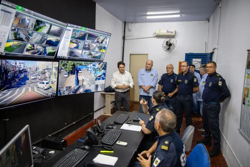 Apucarana, Paraná, Brasil - 11 Maio 10, 2023 - Prefeito Junior da Femac observa cameras de seguranças instaladas na GM de Apucarana