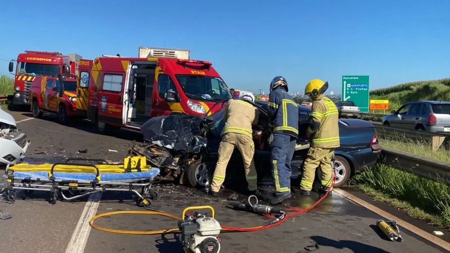 O Corpo de Bombeiros foi acionado para fazer o desencarceramento da vítima
