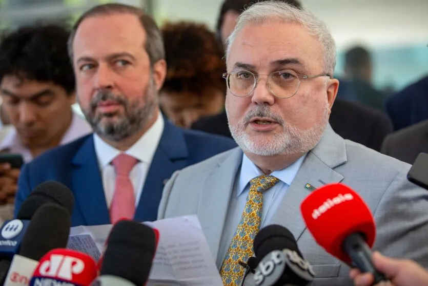 O ministro de de Minas e Energia, Alexandre Silveira e o presidente da Petrobrás,  Jean Paul Prates, durante anúncio da nova política de preços dos combustíveis.  Foto: Fabio Rodrigues-Pozzebom/ Agência Brasil