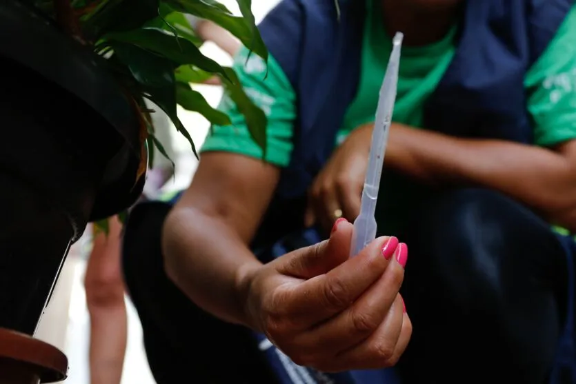São Paulo (SP), 30/03/2023 - Agentes de vigilância em saúde fiscalizam e orientam moradores sobre focos do mosquito Aedes aegypti, transmissor da dengue, em Perdizes. Foto: Fernando Frazão/Agência Brasil