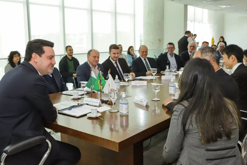 Curitiba, 23 de junho de 2023 - O governador Carlos Massa Ratinho Jr., ao lado do presidente da Sumitomo Rubber do Brasil, Hisaya Kamohara, anunciaram investimos de R$ 1 bilhão em ampliação na fábrica em Fazenda Rio Grande.