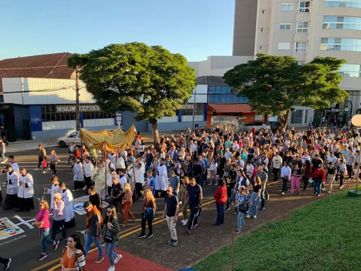 Fiéis caminharam pela região central da cidade, decorada com os tradicionais tapetes, até a Catedral Nossa Senhora de Lourdes