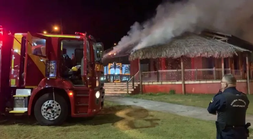 O Corpo de Bombeiros foi chamado para controlar o incêndio. Ninguém ficou ferido.
