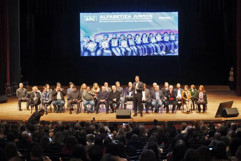 O governador Carlos Massa Ratinho Junior anunciou  o programa Educa Juntos, da Secretaria de Estado da Educação, e incluem a oferta de avaliações diagnósticas para as redes municipais e estaduais,  formação continuada aos professores alfabetizadores, além da oferta de material didático de Língua Portuguesa e Matemática para alunos e professores dos 1º e 2º anos do ensino fundamental.