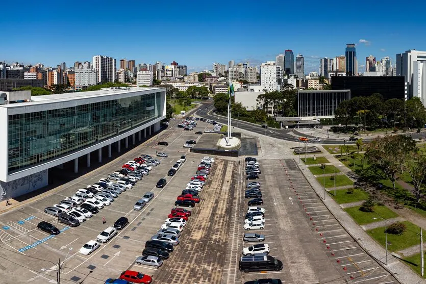 Curitiba, 18 de novembro de 2022 - Vista aérea de drone do Palácio das Iguaçu, no Centro Cívico, em Curitiba, sede do Governo do Estado. A direita a Assembleia Legislativa do Paraná (Alep), sede do Poder Legislativo Estadual e mais a direita o Tribunal de Justiça do Estado, órgão do Poder Judiciário do Paraná. Foto: Roberto Dziura Jr./AEN
