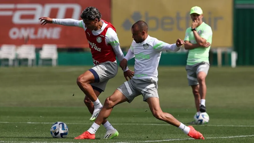 Os jogadores Richard Ríos e Mayke (D), da SE Palmeiras, durante treinamento, na Academia de Futebol. (Foto: Cesar Greco/Palmeiras/by Canon)
