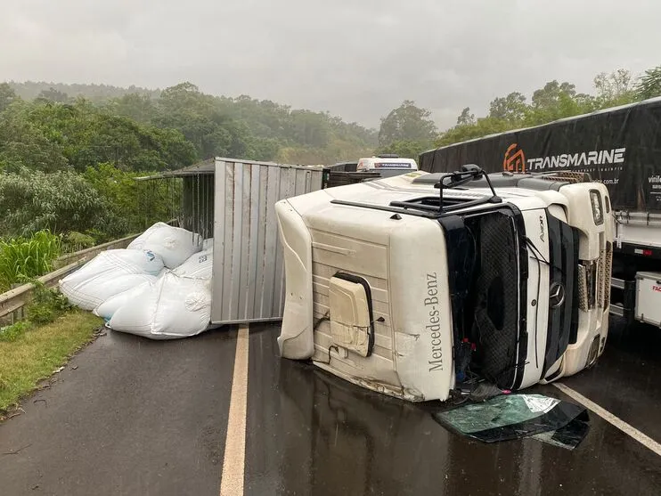 Carreta tombou na tarde desta quinta-feira