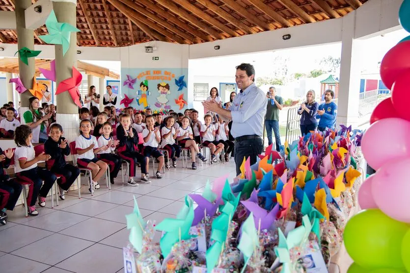 Crianças da rede municipal receberam kits  de guloseimas nesta quarta-feira