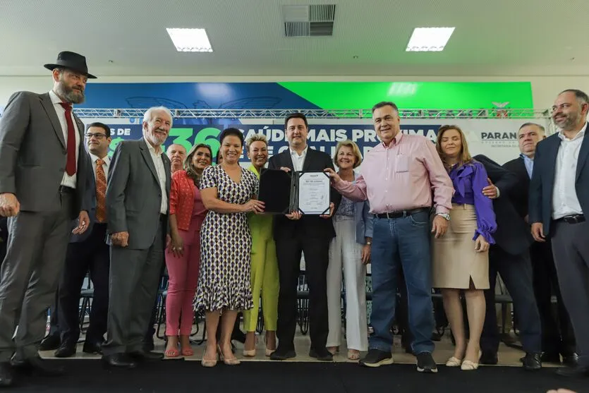Curitiba, 24 de outubro de 2023 - O governador Carlos Massa Ratinho Jr., realiza no Palácio Iguaçu, a destinação de recursos para o programa Opera Paraná e entrega veículos para municípios paranaenses.