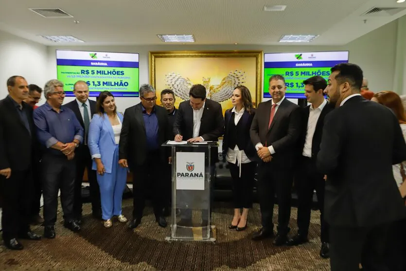 Curitiba, 30 de outubro de 2023 - O governador Carlos Massa Ratinho Jr., ao lado de secretários estaduais e deputados, realiza novas entregas pelo programa Asfalto Novo, Vida Nova. Na foto representantes do município de Sabáudia.