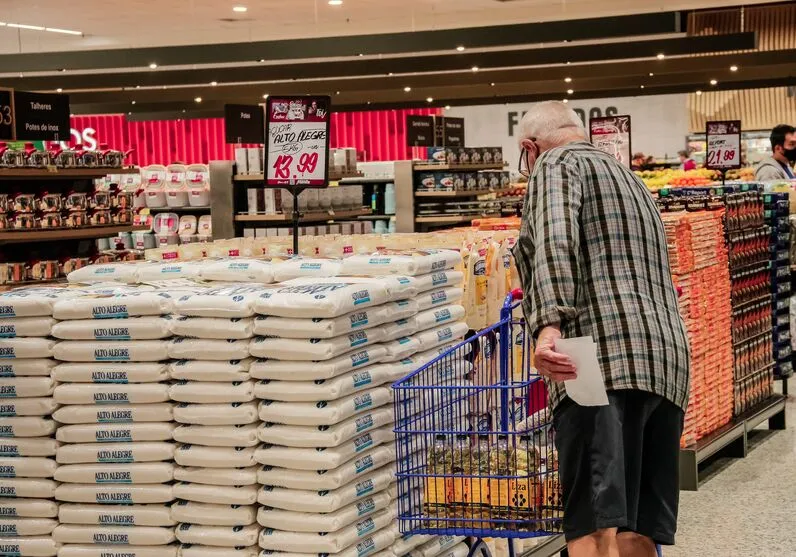 Pesquisa avalia preços praticados em cinco supermercados