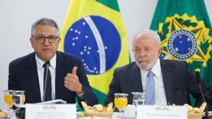 Presidente Luiz Inácio Lula da Silva, min. Fernando Haddad (Fazenda), Vice-presidente Geraldo Alckmin, Min. Alexandre Padilha (Secretaria de Relações Institucionais e o min. Rui Costa, durante reunião com os membros do Conselho Político da Coalisão, no Palácio do Planalto. | Sérgio Lima/Poder360 31.out.2023