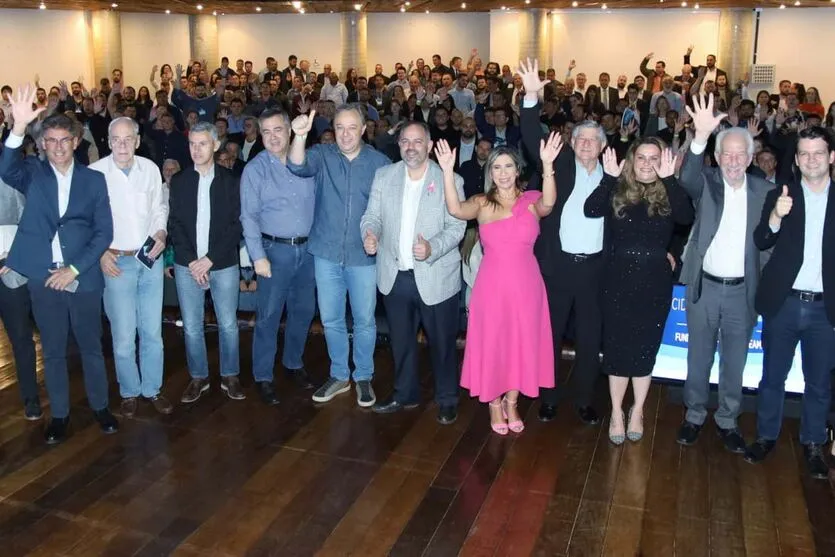 Vice-governador, prefeitos, secretários e deputados durante encontro em Curitiba