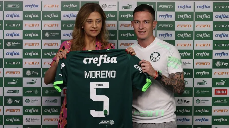 A presidente Leila Pereira, da SE Palmeiras, apresenta o novo atleta do clube Anibal Moreno (D), na Academia de Futebol. (Foto: Cesar Greco/Palmeiras/by Canon)