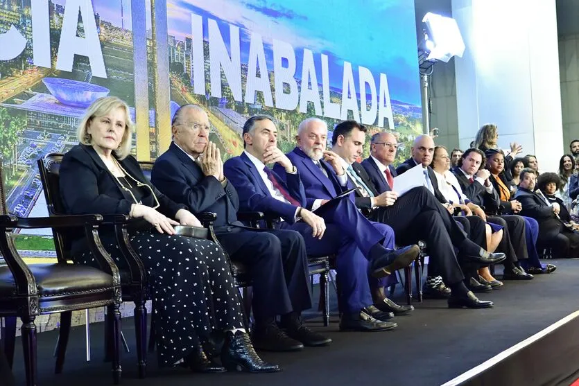 "Ato Democracia Inabalada" - Congresso Nacional sedia cerimônia para relembrar um ano das invasões às sedes dos três Poderes da República, em Brasília. 

O objetivo do evento é reafirmar a importância e a força da democracia brasileira e restituir ao patrimônio público, de maneira simbólica, alguns itens depredados durante a invasão. 

Participam: 
ex-presidente do Supremo Tribunal Federal (STF) Rosa Weber;
ex-senador José Sarney;
presidente do Supremo Tribunal Federal (STF), ministro Luís Roberto Barroso; 
presidente da República, Luiz Inácio Lula da Silva; 
presidente do Senado Federal, senador Rodrigo Pacheco (PSD-MG); 
vice-presidente da República e ministro do Desenvolvimento, Indústria, Comércio e Serviços (MDIC), Geraldo Alckmin;
presidente do Tribunal Superior Eleitoral (TSE), ministro Alexandre de Moraes; 
governadora do Rio Grande do Norte, Fátima Bezerra;
vice-presidente do Senado Federal, senador Veneziano Vital do Rêgo (MDB-PB);
presidente da Central das Cooperativas de Trabalho de Catadores de Materiais Recicláveis do Distrito Federal (CentCoop-DF), Aline Sousa.

Foto: Waldemir Barreto/Agência Senado