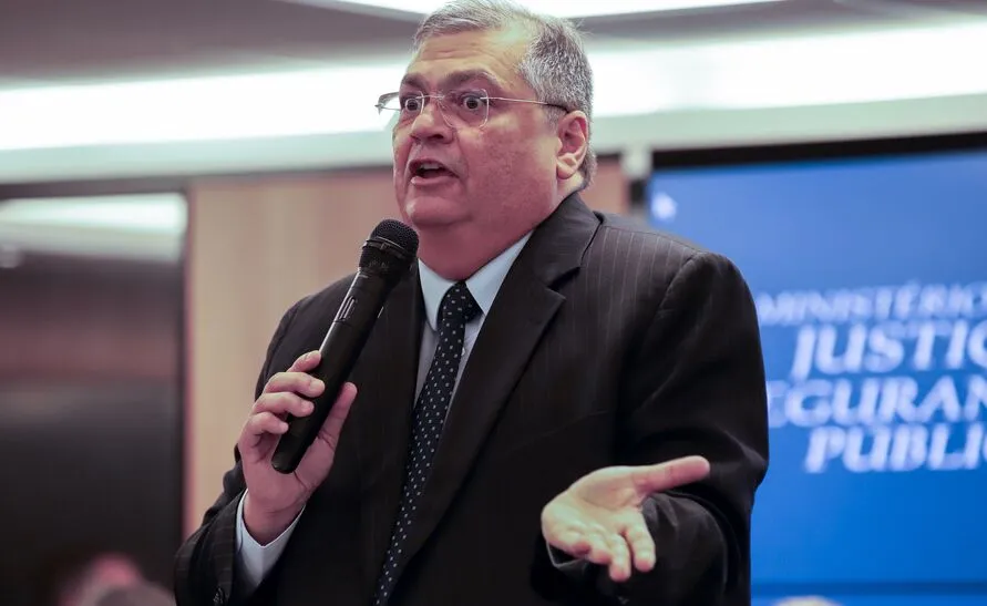 Brasília (DF), 21/12/2023,  O ministro da Justiça e Segurança Pública, Flávio Dino, durante cerimônia de entrega de 500 viaturas para estados de todas as regiões do país. Os veículos são destinados a trabalhos no âmbito do Plano de Ação na Segurança (PAS) e do Programa Nacional de Segurança Pública com Cidadania (Pronasci 2).  Foto: Antonio Cruz/Agência Brasil