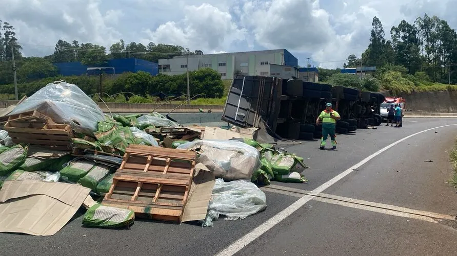 Carga ficou esparramada na pista