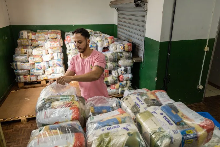 Cestas de alimentos foram entregues pela Secretaria Municipal