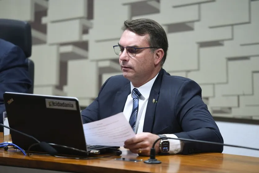 Comissão de Comunicação e Direito Digital (CCDD) realiza com 18 itens. Entre eles, o PLP 77/2022, que exclui o Fundo de Universalização dos Serviços de Telecomunicações (Fust) de eventuais contingenciamentos.

À mesa, em pronunciamento, relator adoc, senador Flávio Bolsonaro (PL-RJ).

Foto: Edilson Rodrigues/Agência Senado