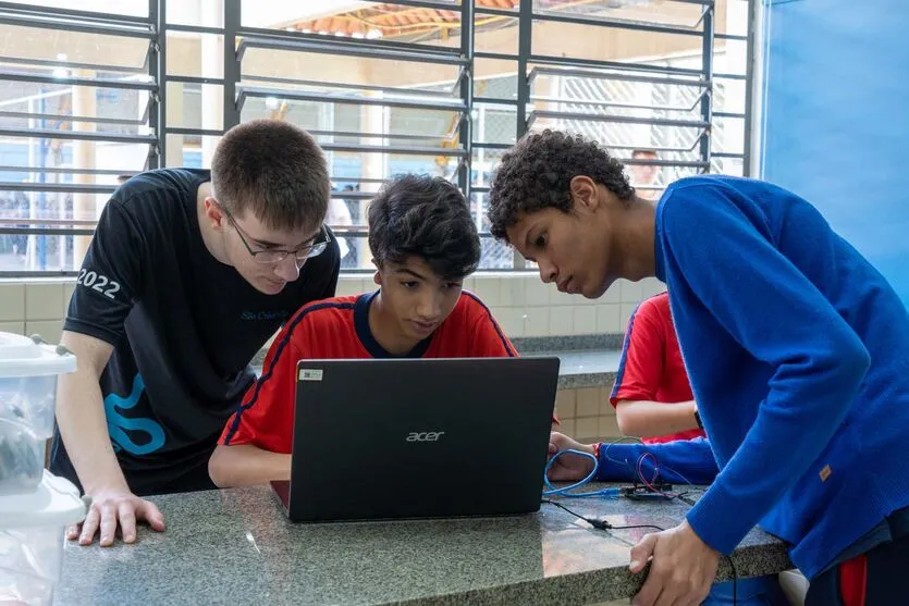 Estado investe em tecnologia e eleva desempenho dos estudantes -