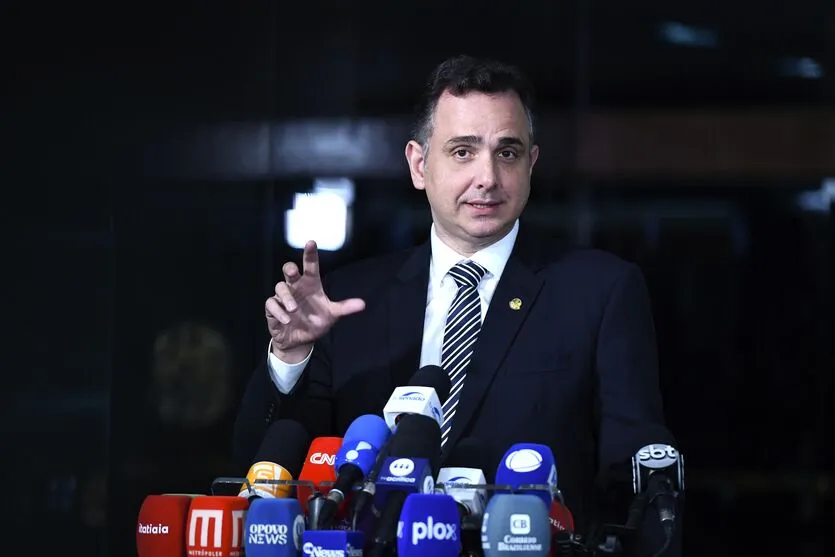 O presidente do Senado, Rodrigo Pacheco (PSD-MG), conversou com jornalistas logo apÃ³s reuniÃ£o com lÃ­deres partidÃ¡rios para discutir a medida provisÃ³ria (MP) que propÃµe a reoneraÃ§Ã£o gradual da folha de pagamento de diferentes setores da economia. O presidente do Senado ressaltou a importÃ¢ncia de se construir junto com o executivo uma soluÃ§Ã£o para arrecadaÃ§Ã£o que seja sustentÃ¡vel. 

Foto: Roque de SÃ¡/AgÃªncia Senado
