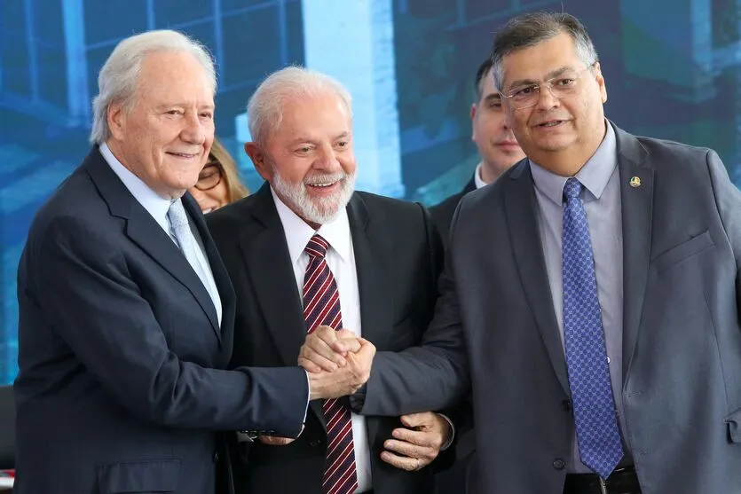 Brasília, DF 31/01/2024 O presidente Luiz Inácio Lula da Silva, acompanhado do ex ministro da Justiça, Flávio Dino, dá posse ao novo ministro da Justiça e Segurança Pública, Ricardo Lewandowski, no Palácio do Planalto.  Foto: Fabio Rodrigues-Pozzebom/ Agência Brasil