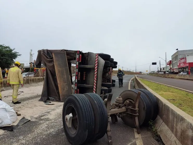 Carga de adubo ficou espalhada na pista