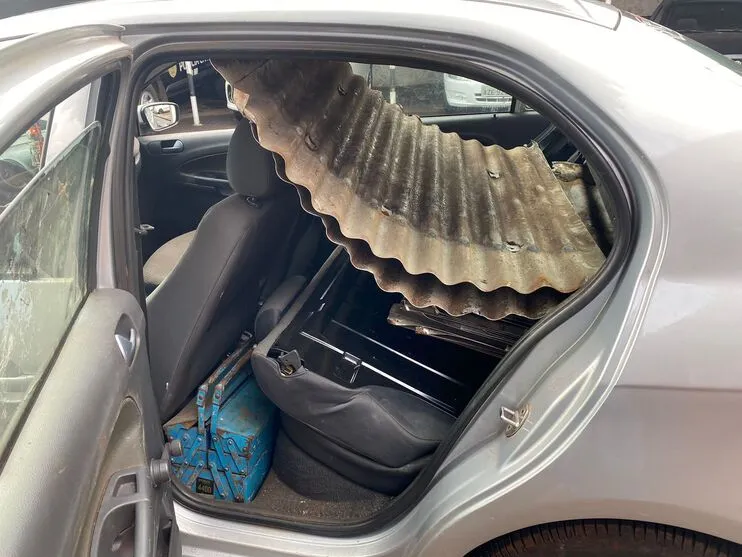 Havia telhas furtadas no interior do carro