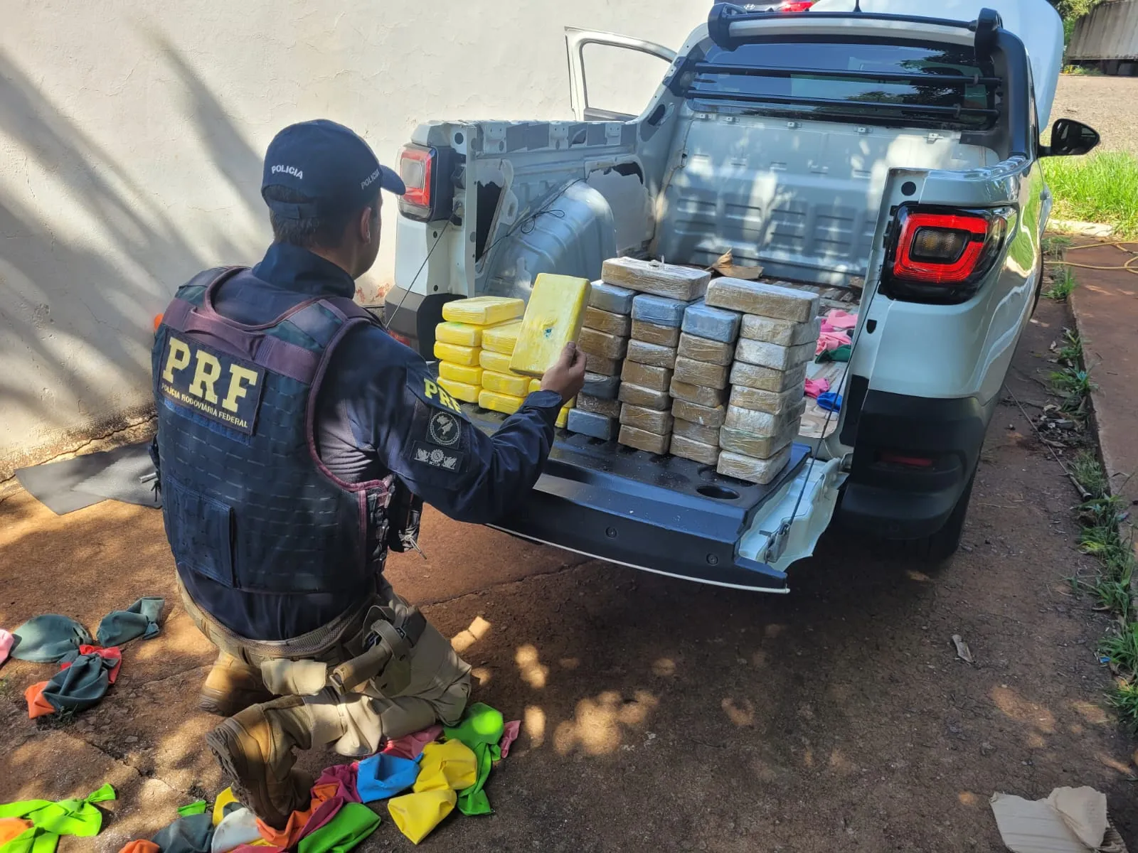 A droga estava na lateral da Fiat Strada
