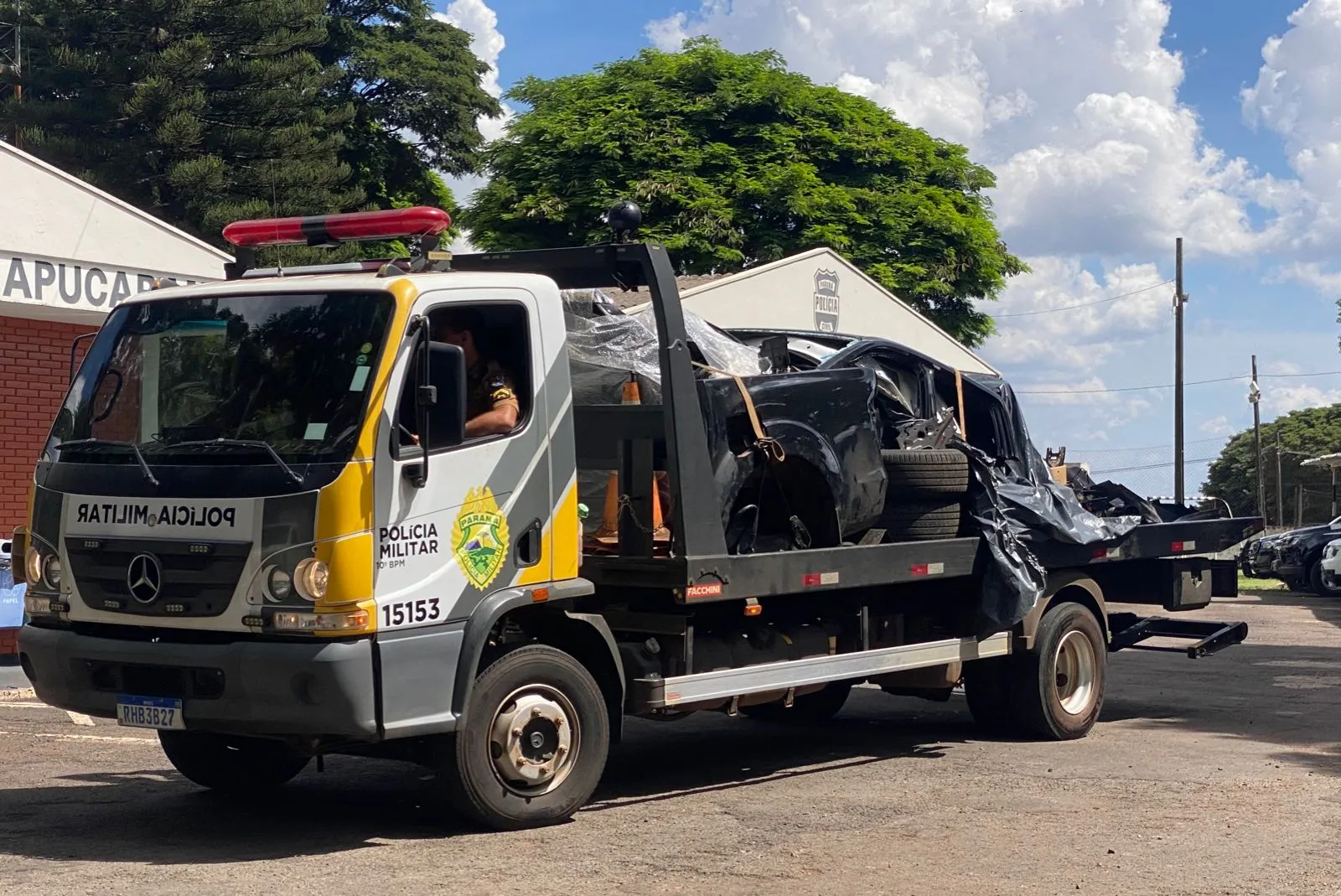 Carcaças de carros foram encontrados no barracão