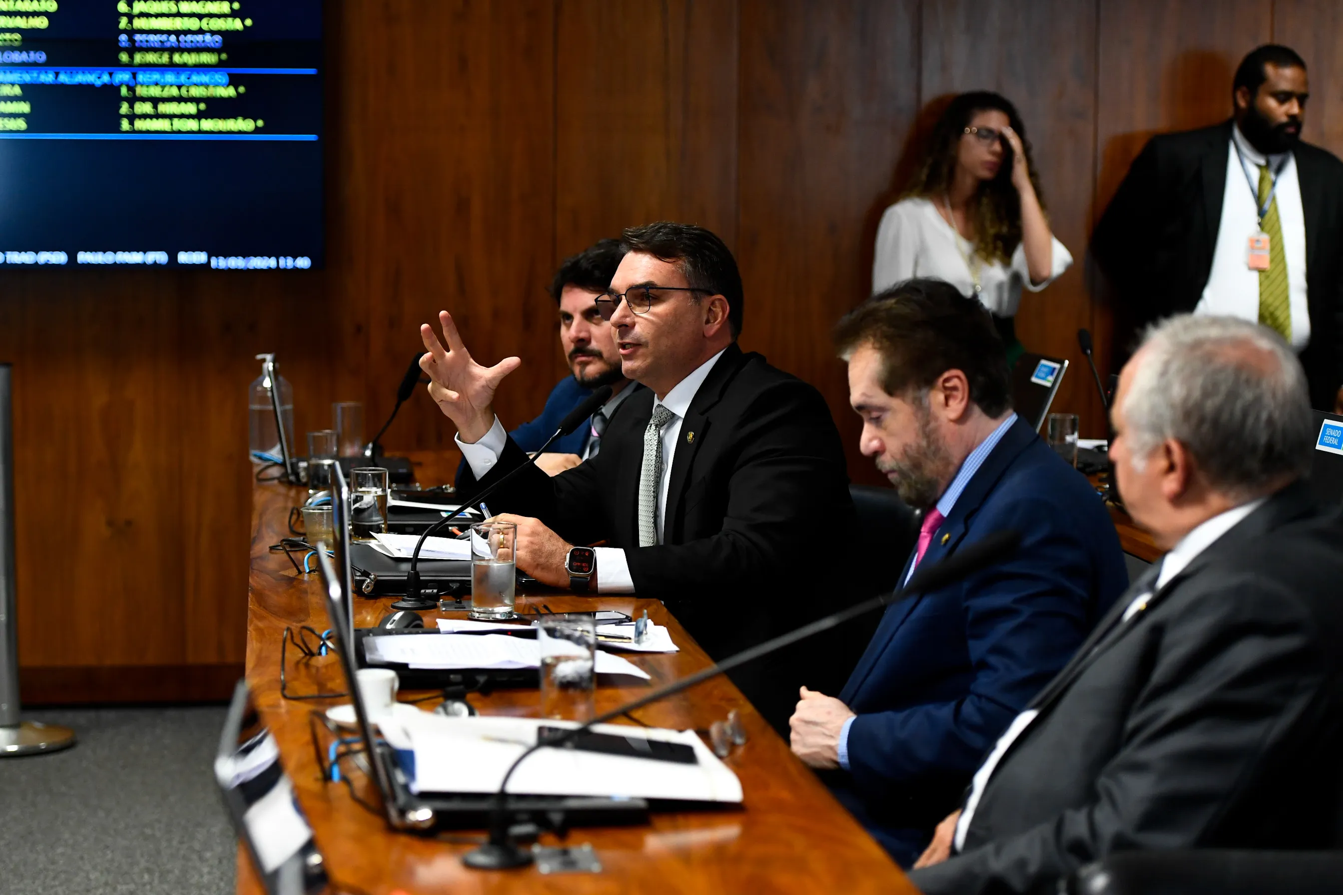 Comissão de Constituição, Justiça e Cidadania (CCJ) realiza reunião com 9 itens. Entre eles, o PEC 3/2020, que Altera o inciso XXVIII do art. 22 e acrescenta dispositivos aos arts. 23 e 24 da Constituição Federal, para dispor sobre o regime de competência para legislar sobre defesa e segurança cibernética e fixar a competência comum dos entes federados para zelar pela segurança cibernética dos serviços públicos.

Bancada:
senador Marcos do Val (Podemos-ES); 
senador Flávio Bolsonaro (PL-RJ) - em pronunciamento; 
senador Plínio Valério (PSDB-AM);
senador Izalci Lucas (PSDB-DF).

Foto: Roque de Sá/Agência Senado