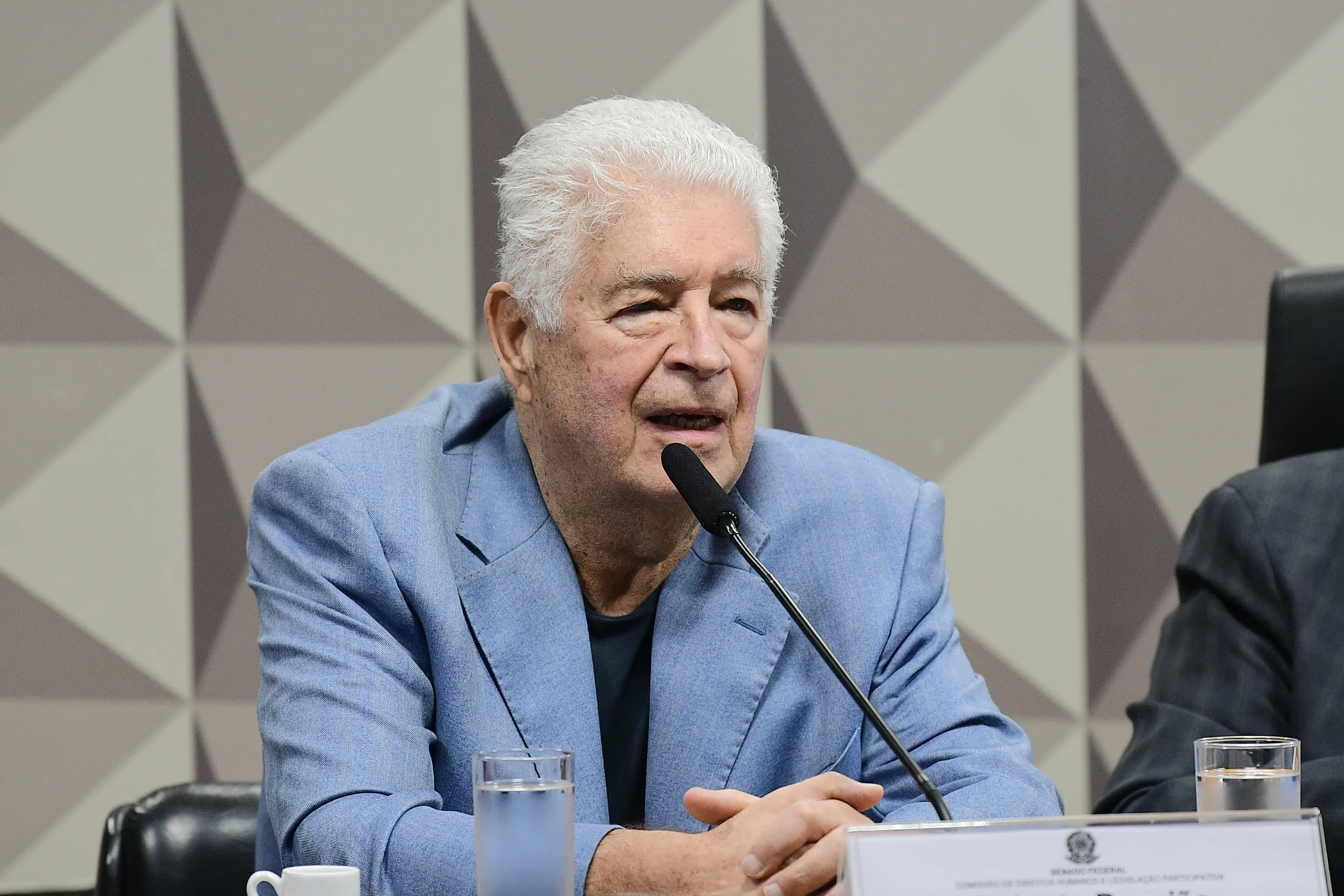 Comissão de Direitos Humanos e Legislação Participativa (CDH) promove audiência pública interativa para tratar dobre Debater sobre: "Eletrobrás e a violação dos direitos dos trabalhadores".

Mesa: 
ex-senador Roberto Requião, em pronunciamento.

Foto: Pedro França/Agência Senado