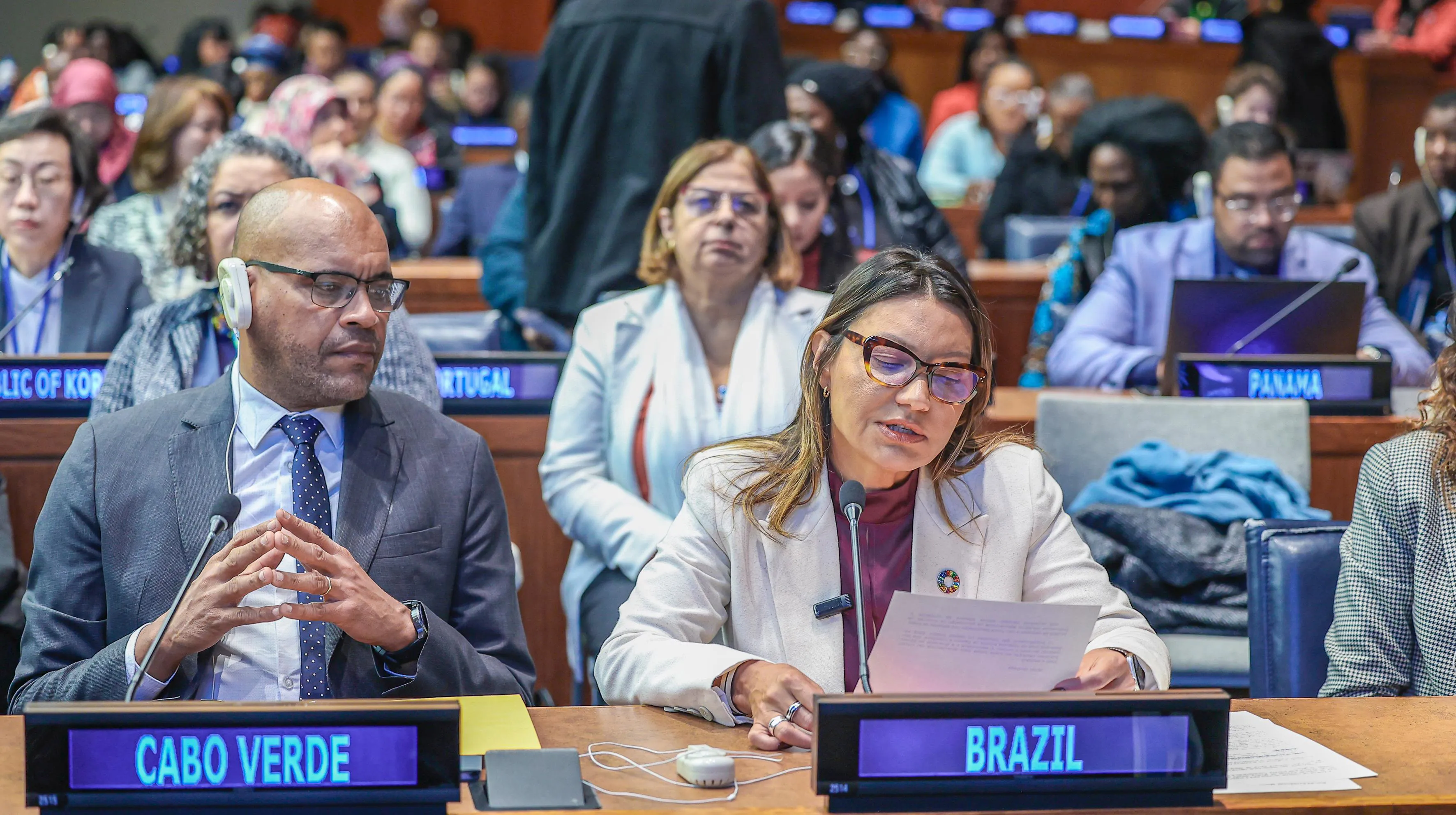 Nova York, EUA, 12.03.2024 – Primeira-dama Janja Lula da Silva participa, na sede da ONU em Nova York, da mesa temática “Mobilização de financiamento sobre a igualdade de gênero e o empoderamento de todas as mulheres e meninas: Políticas e estratégias para acabar com a pobreza de mulheres e meninas”.  Foto: Claudio Kbene/PR