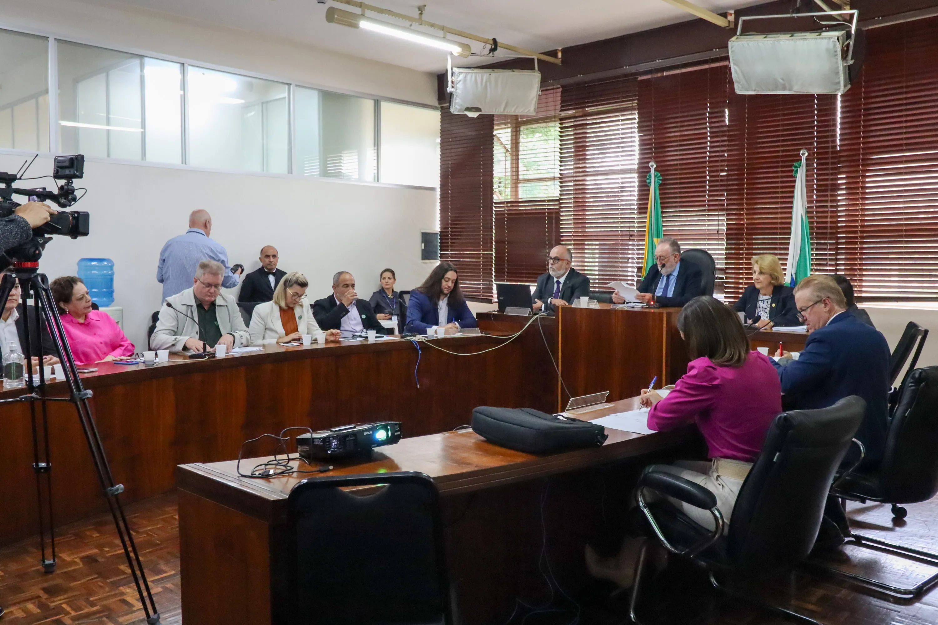 O diretor geral Cesar Neves da Secretaria da Saúde detalha investimentos e ações de 2023 na Assembleia Legislativa nesta terça-feira (5). Foto: Geraldo Bubniak/AEN