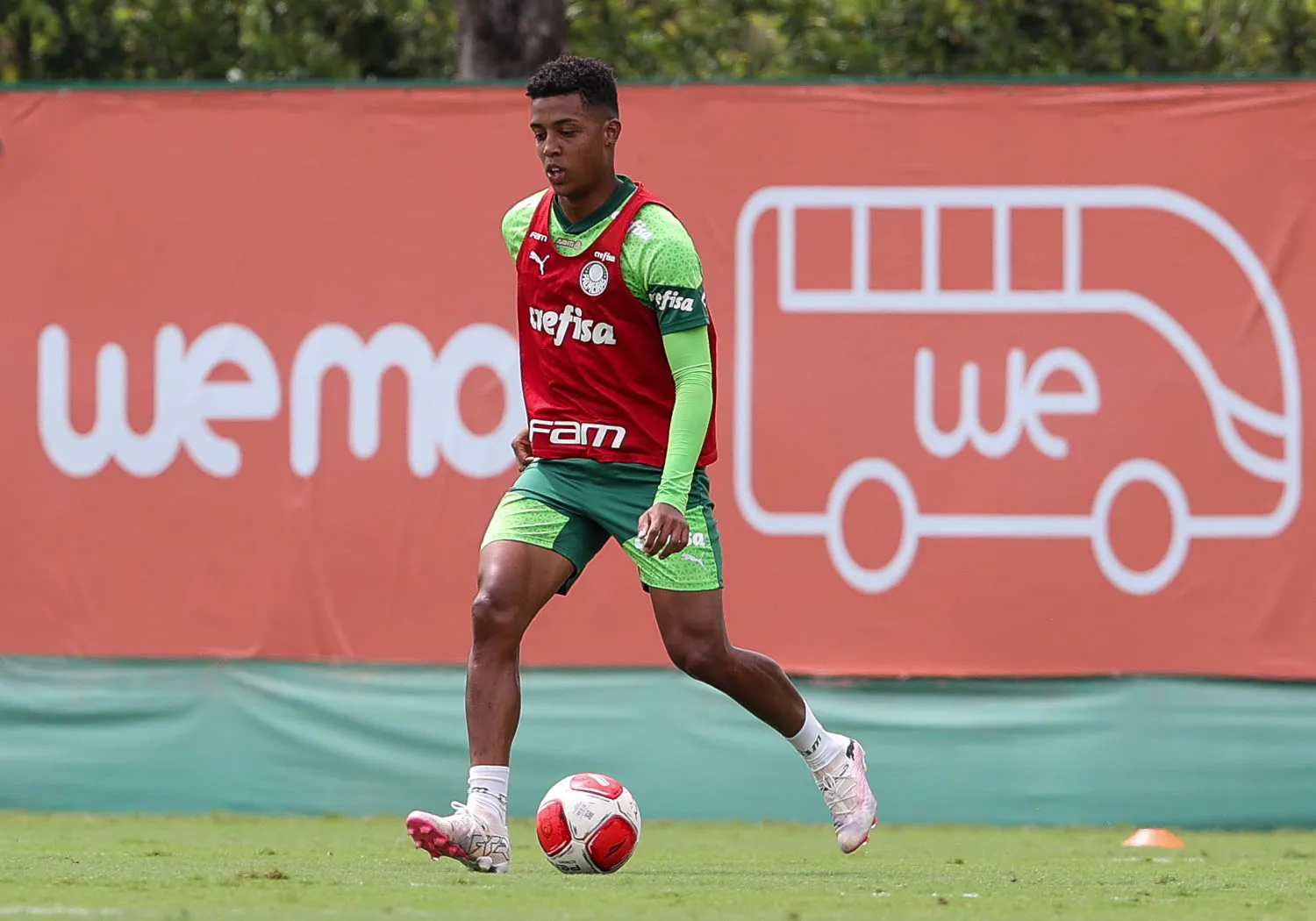 O jogador Vanderlan, da SE Palmeiras, durante treinamento, na Academia de Futebol. (Foto: Cesar Greco/Palmeiras/by Canon)